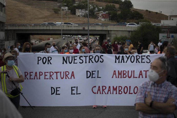 Archivo - Vecinos de Camas se manifiestan en demanda de la reapertura de los ambulatorios de las barriadas de Coca de la Piñera, El Carambolo y La Pañoleta cerrados por el escenario suscitado por la pandemia 
