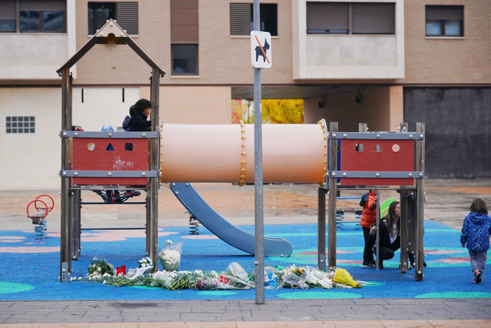 Varias personas en el parque donde fue secuestrado un niño de 9 años la noche de ayer, a 29 de octubre de 2021, en Lardero, La Rioja, (España). 