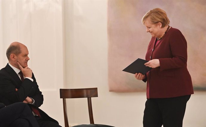 26 October 2021, Berlin: German Chancellor Angela Merkel (R) walks to her seat next to Finance Minister Olaf Scholz after receiving certificate of dismissal from German President Frank-walter Steinmeier (Not Pictured. Photo: Bernd Von Jutrczenka/dpa