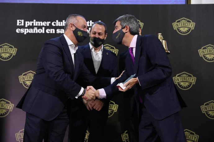 (I-D) El presidente de la Confederación Empresarial Valenciana en Alicante (CEV), Perfecto Palacio; el presidente de Intercity, Salvador Martí; y el director gerente de BME Growth; Jesús González Nieto, se dan la mano en su primera salida bolsa.