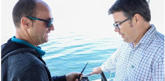 Javier Senent, director de la Cátedra Internacional de Investigación del Agua, junto a otro científico, trabajando en el proyecto europeo SMARTLAGOON para la recuperación del Mar Menor