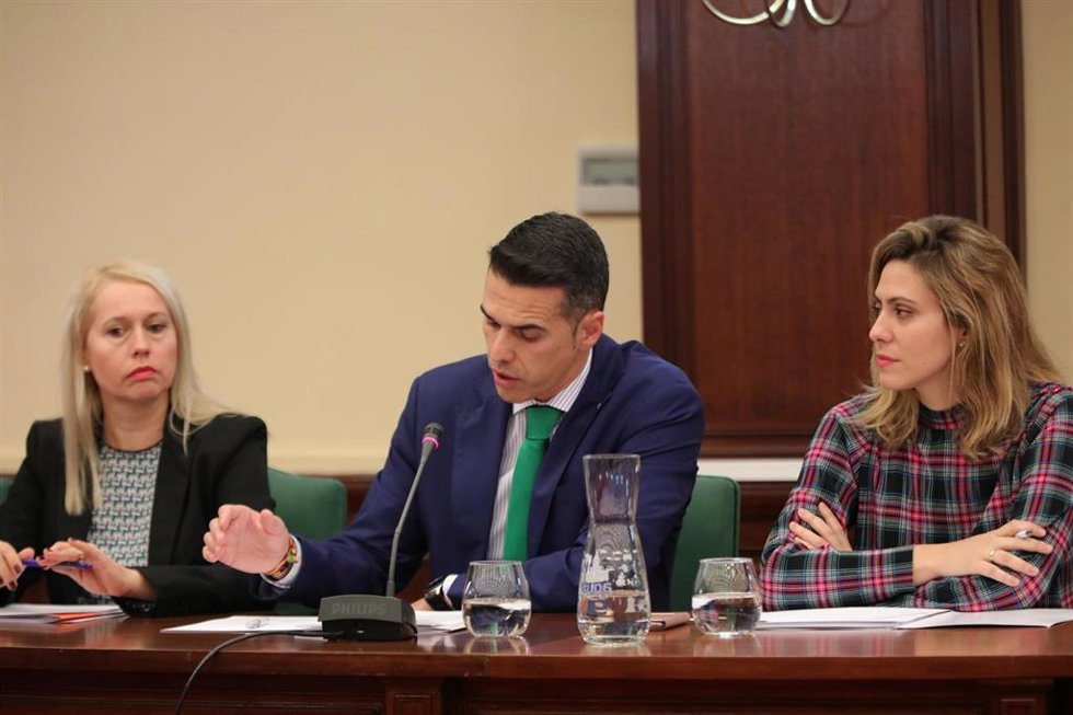 Archivo - Los concejales de VOX en el Ayuntamiento de Móstoles, Israel Díaz López (centro) y Sarabel Lara González (derch), durante su intervención en un Pleno municipal