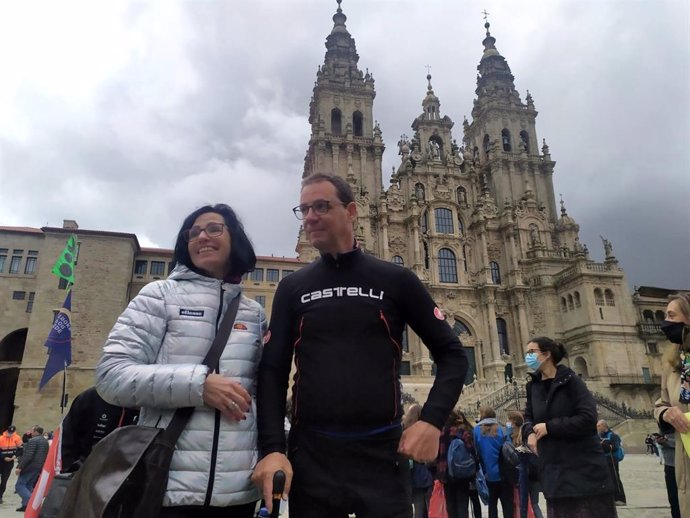 El suizo Christian Salamin en la Praza do Obradoiro tras completar la hazaña de cruzar Europa en bicicleta adaptada para concienciar sobre el ictus