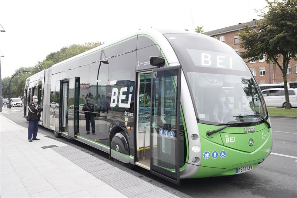 Archivo - Un autobús del BEI en Vitoria