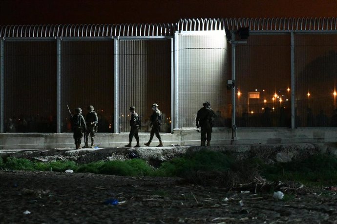 Archivo - Militares del ejército español vigilan la entrada de migrantes en Ceuta desde Marruecos