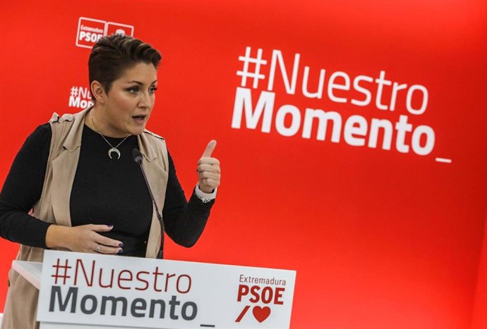 La portavoz del PSOE de Extremadura, Soraya Vega, en rueda de prensa