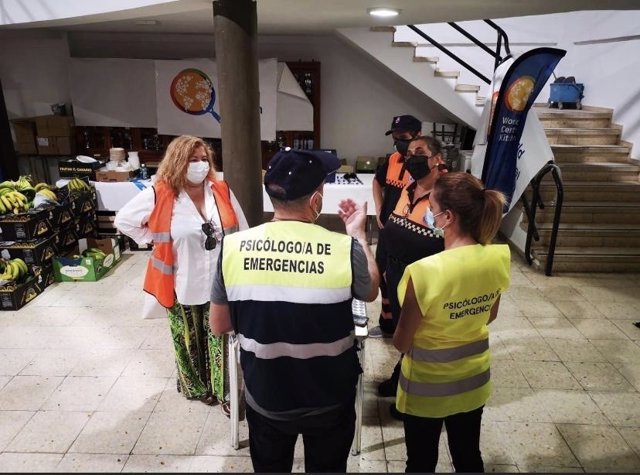 Archivo - Psicólogos atienden a damnificados por la erupción volcánica en La Palma