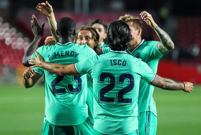 Archivo - Ferland Mendy of Real Madrid , Luka Modric of Real Madrid Toni Kroos of Real Madrid and Francisco Alarcon "Isco" of Real Madrid celebrate a goal during the spanish league, La Liga, football match played between Granada CF and Real Madrid CF at