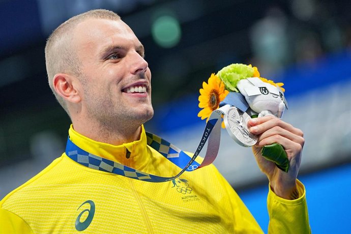 Archivo - El nadador australiano Kyle Chalmers celebra su medalla de plata en los Juegos de Tokio