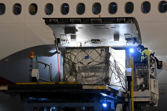 Archivo - Airport workers unload pallets of the first shipment of the Moderna COVID-19 vaccination as it arrives in Australia on Emirates flight EK414 at Sydney International Airport, in Sydney, Friday, September 17, 2021.