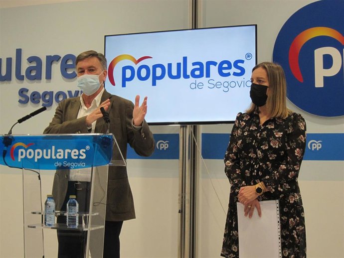El vicepresidente primero de las Cortes de Castilla y León y secretario autonómico del PPCyL, Francisco Vázquez, junto a la procuradora del PP por Segovia, María Ángeles García.