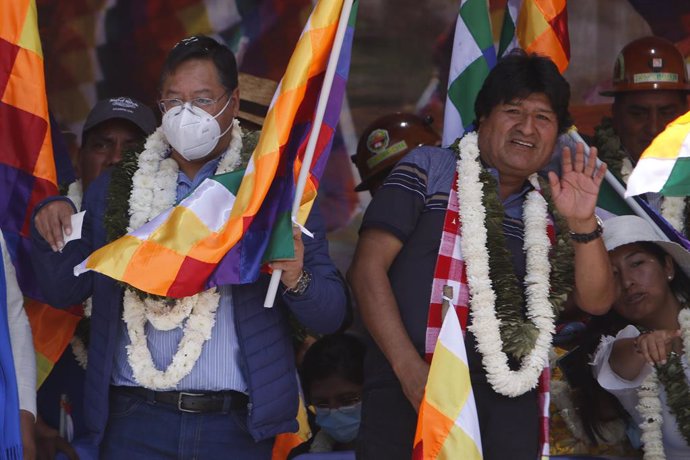 12 October 2021, Bolivia, Cochabamba: Leader of the Bolivian socialist party Movimiento al Socialismo (MAS) Evo Morales (R) waves to the people at the so-called "Wiphalazo", with the President of the Plurinational State of Bolivia Luis Arce Catacora. Pa
