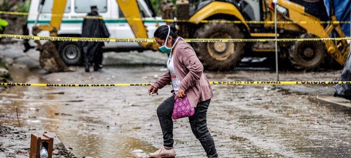 Archivo - Una mujer camina en El Salvador en medio de los daños causados por la tormenta tropical 'Amanda' en mayo.