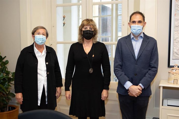 La consejera de Relaciones Ciudadanas, Ana Ollo (centro), junto al presidente de Cruz Roja Navarra, Rafael Huarte (derecha), y su vicepresidenta, M Ángeles Marculeta (izquierda)