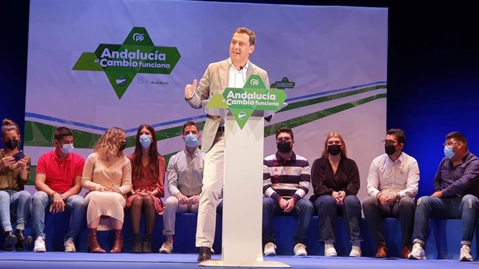 Juanma Moreno interviene en un acto del PP-A en Almería