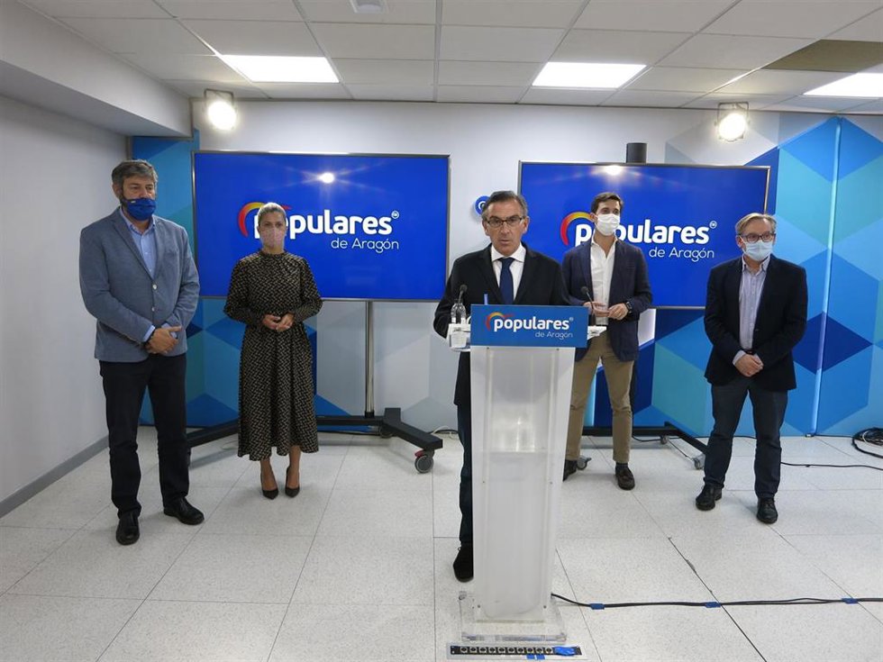 El presidente del PP Aragón, Luis María Beamonte, con la secretaria general del PP Aragón, Mar Vaquero, y los tres presidentes provinciales del partido.