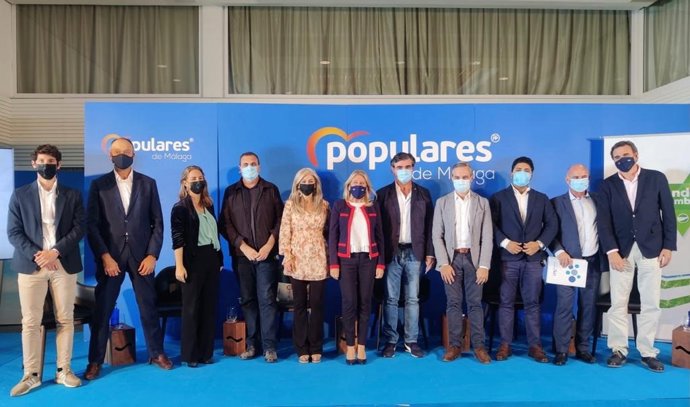 La presidenta del PP local y alcaldesa del municipio, Ángeles Muñoz, participa junto a los consejeros de Hacienda y Financiación Europea, Juan Bravo, y de Cultura y Patrimonio Histórico, Patricia del Pozo, en un acto en Marbella