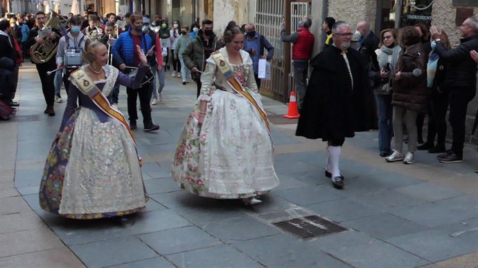 Las fallas son protagonistas del fin de semana en Ávila, que ha comenzado con un desfile fallero.
