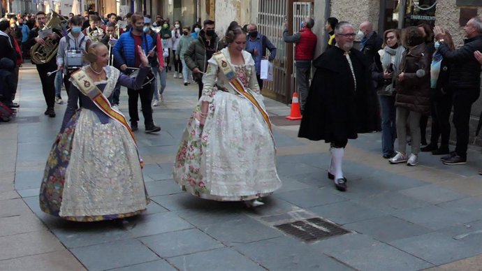 Las fallas son protagonistas del fin de semana en Ávila, que ha comenzado con un desfile fallero.