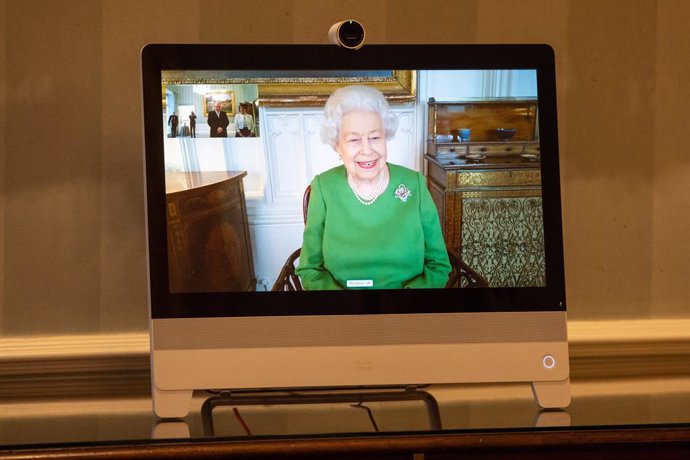 Archivo - 18 December 2020, England, London: Queen Elizabeth II appears on a screen by videolink from Windsor Castle, where she is in residence, during a virtual audience to receive Ambassador of Belgium Bruno van der Pluijm and Hildegarde Van de Voorde