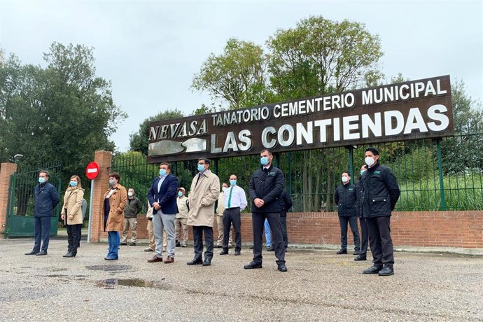 Minuto de silencio de Nevasa a las puertas del Cementerio de Las Contiendas.