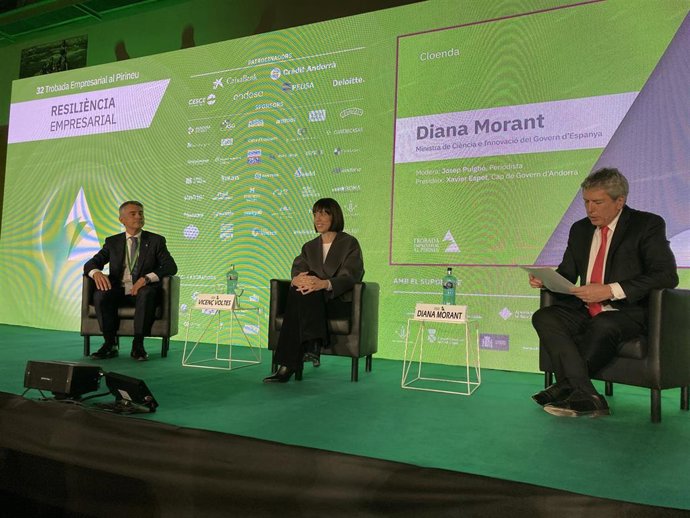 La ministra de Ciencia e Innovación, Diana Morant, junto al director de la Trobada Empresarial al Pirineu, Vicen Voltes, y el periodista Josep Puigbó.