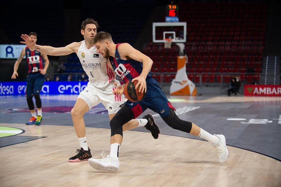 Archivo - Causeur (Real Madrid) y Giedraitis (Baskonia)