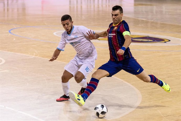 Archivo - Sergio Lozano dispara a puerta en un partido del Bara