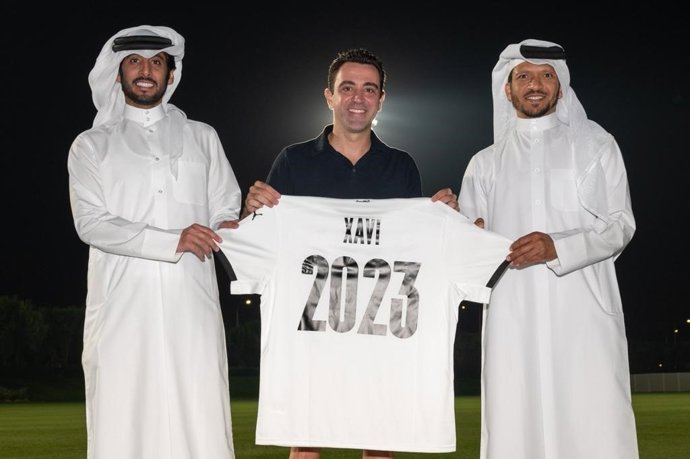 Archivo - El entrenador Xavi Hernández en el momento de la renovación con el Al-Sadd de Catar hasta 2023