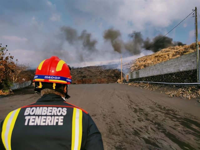 A firefighter from the Tenerife Firefighters Consortium monitors the progress of the southern wash on the island of La Palma