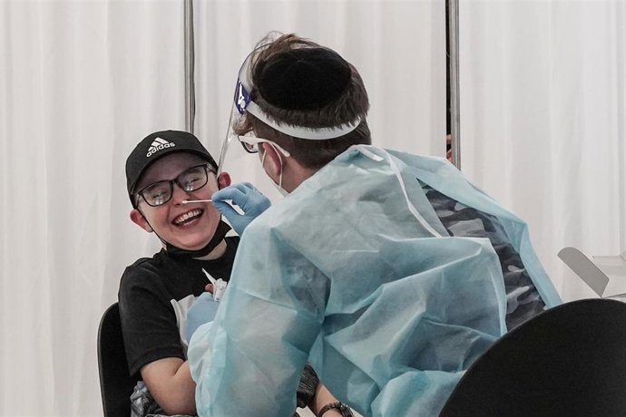 Archivo - Un niño se somete a una prueba de coronavirus