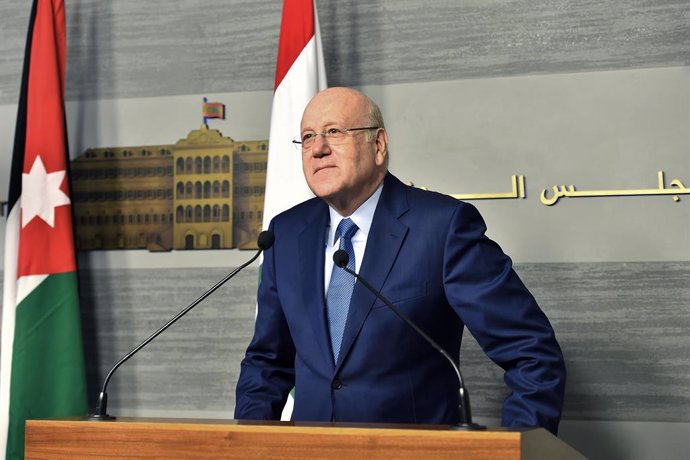 HANDOUT - 30 September 2021, Lebanon, Beirut: Prime Minister of Lebanon Najib Mikati (R) speaks with Jordanian Prime Minister Bisher Al-Khasawneh (Not Pictured) during a press conference after their meeting at the Governmental Palace. Photo: -/Dalati & 