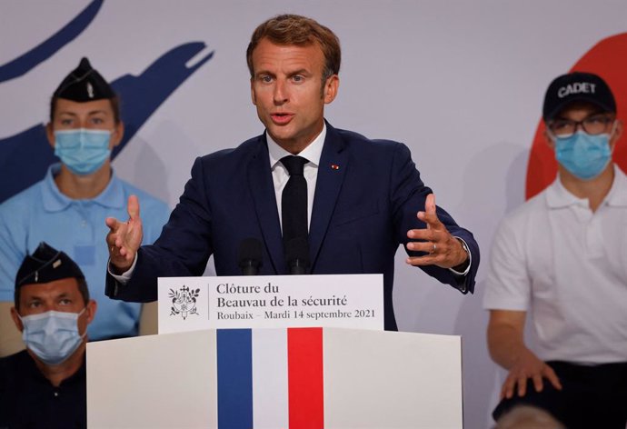 Archivo - 14 September 2021, France, Roubaix: French President Emmanuel Macron (C) delivers a speech during his visit at the police academy of Roubaix. Following recurring reports of excessive police violence in France, President Emmanuel Macron has ann