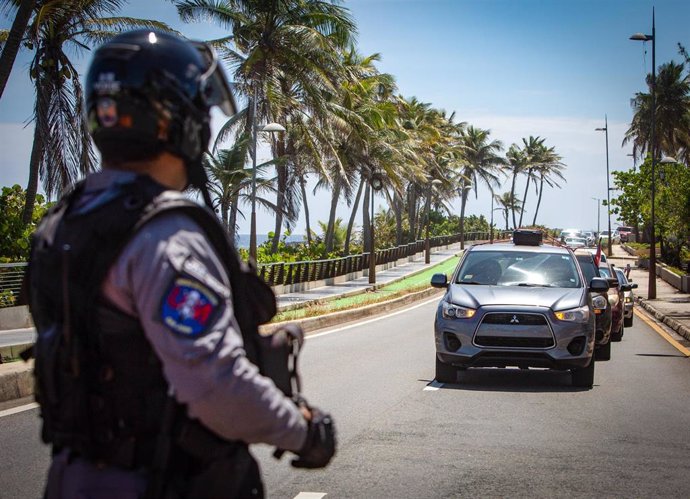 Archivo - Un agente de policía en Puerto Rico