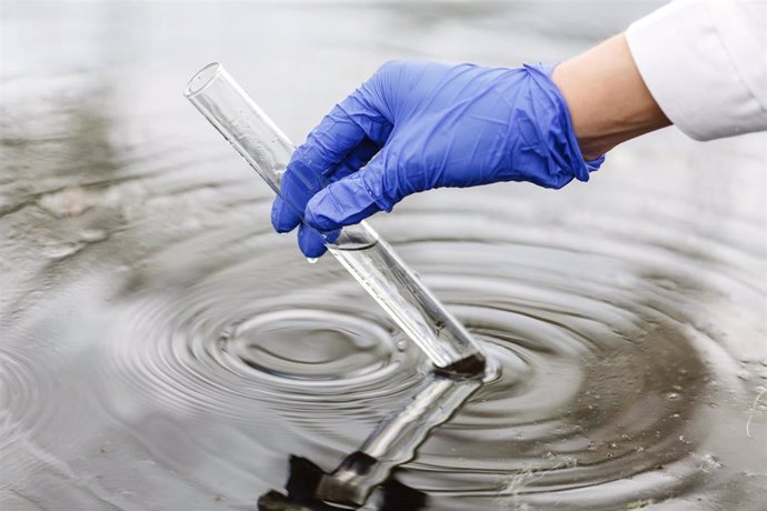 Archivo - Científico recogiendo muestras de agua.