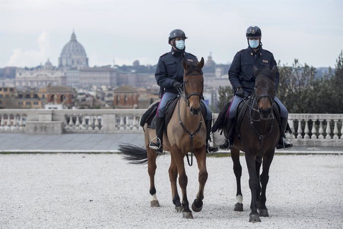 Archivo - 16 March 2021, Italy, Rome: Two policemen of the equestrian squad ride through the park of the Villa Borghese. Photo: Roberto Monaldo/LaPresse via ZUMA Press/dpa