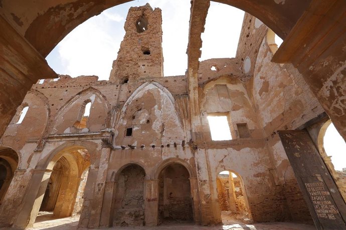 Interior de una basílica derruida en el pueblo viejo de Belchite, a 28 de octubre de 2021, en Belchite, Zaragoza, Aragón (España).