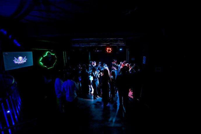 Varias personas en la pista de una discoteca de Madrid, a 8 de octubre de 2021, en Madrid (España). El Gobierno de la Comunidad de Madrid permite desde este viernes bailar en las pistas de las discotecas y de otros establecimientos que cuenten con ellas