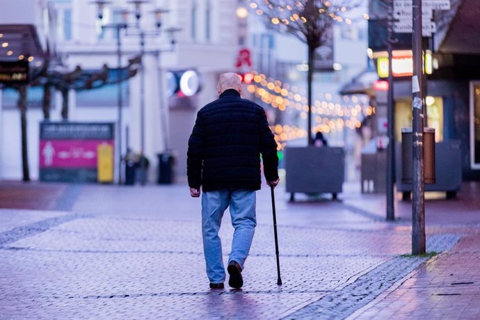 Archivo - 13 January 2021, North Rhine-Westphalia, Recklinghausen: A elderly man walks through the almost empty pedestrian zone during the coronavirus lockdown. Photo: Rolf Vennenbernd/dpa