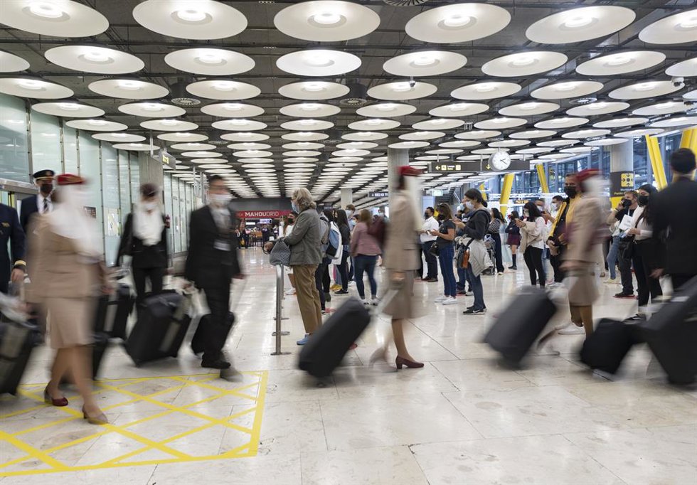 Un hombre espera mientras otros pasajeros llegan a la Terminal T4 del Aeropuerto Adolfo Suárez Madrid - Barajas, a 15 de octubre de 2021, en Madrid (España). El Gobierno suprime desde este viernes los límites y restricciones impuestas con motivo de la p