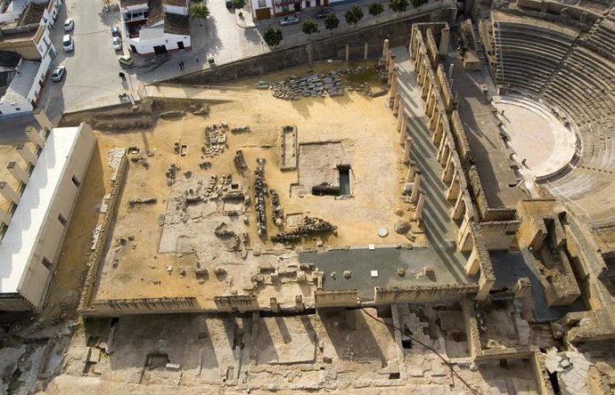 El recinto porticado del teatro de Itálica, con la cripta en forma de L en su centro
