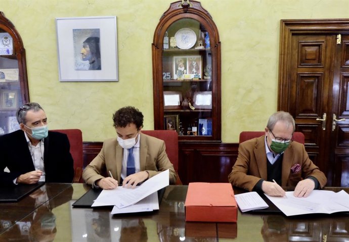 Imagen del acto de la firma de la cesión al Ayuntamiento de Huelva de documentos del archivo del ingeniero Ernest Deligny.