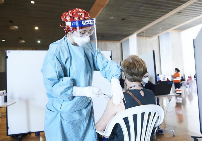 Archivo - Una mujer recibe la vacuna de AstraZeneca.- Archivo