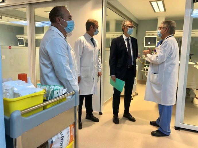 El consejero de Salud, Juan José Pedreño, durante su visita al hospital general universitario Reina Sofía con motivo de las obras de mejora realizadas en sus instalaciones