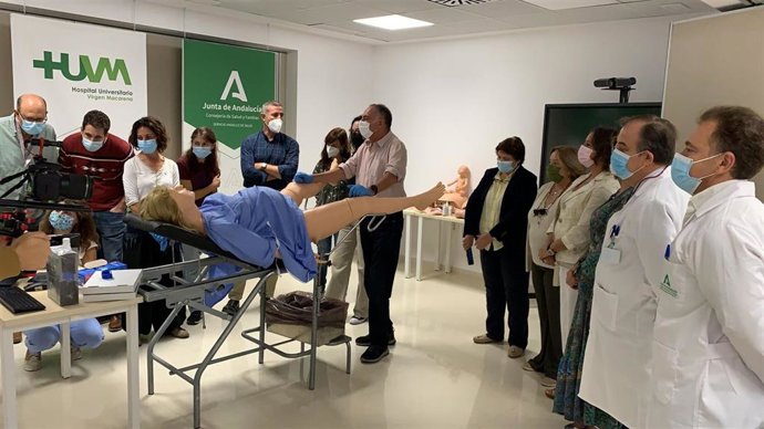 Imagen de una acción formativa con un simulador para mejorar la seguridad en el parto.