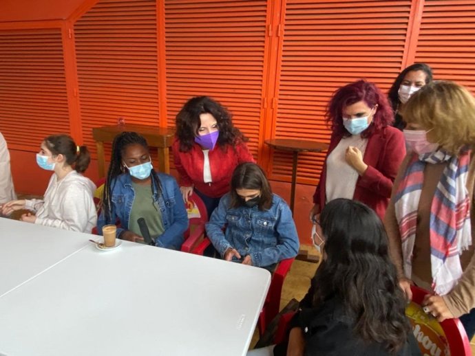 La consejera de Igualdad, Rocío Ruiz, durante su presencia en las actividades de la Asociación Juvenil Carabela de Huelva.