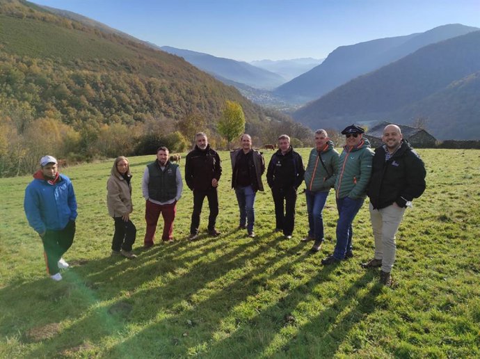 Equipos técnicos de Junta, Generalitat y Consejo General de Arán durante su visita a las comarcas leonesas para intercambiar experiencias y conocimientos.