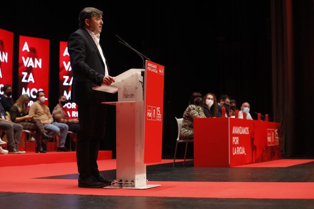 El presidente del PSOE riojano, José Ignacio Pérez, se dirige a los asistentes al 15 Congreso Regional del PSOE en su despedida al frente del cargo