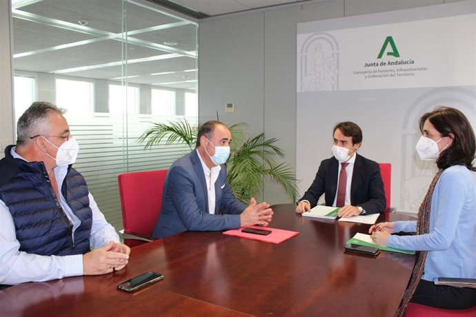 Imagen del encuentro del viceconsejero de Fomento, Mario Muñoz-Atanet, y la delegada de Fomento en Sevilla, Susana Cayuelas, con el alcalde de Castilblanco de los Arroyos, José Manuel Carballar.