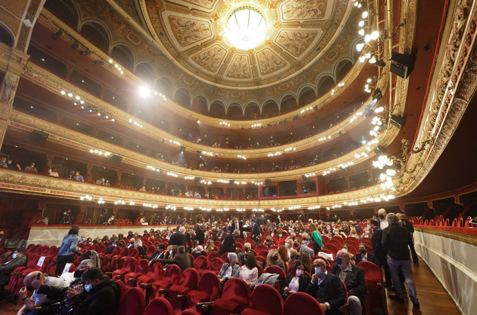 Asistentes llegan a la gala inaugural de la 66 Semana Internacional de Cine de Valladolid, la Seminici, a 23 de octubre de 2021, en Valladolid, Castilla y León (España). 
